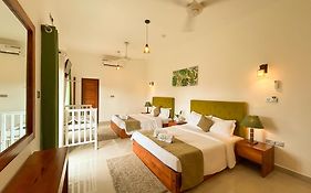 J Leaf Hotel By Blue Bird